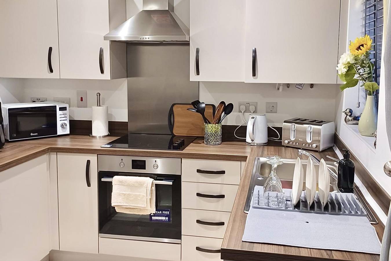 2 Bed House Sleeps 4 - Private Garden, Parking in Coventry, Birmingham und Umgebung