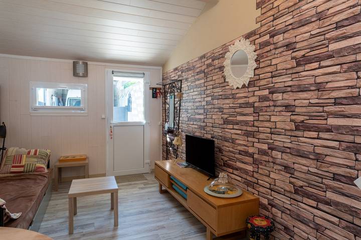 Hel lejlighed, Holiday Apartment "Aux portes de la Camargue" with Private Terrace, Shared Tennis Court & Wi-Fi in Manduel, Nimes Området