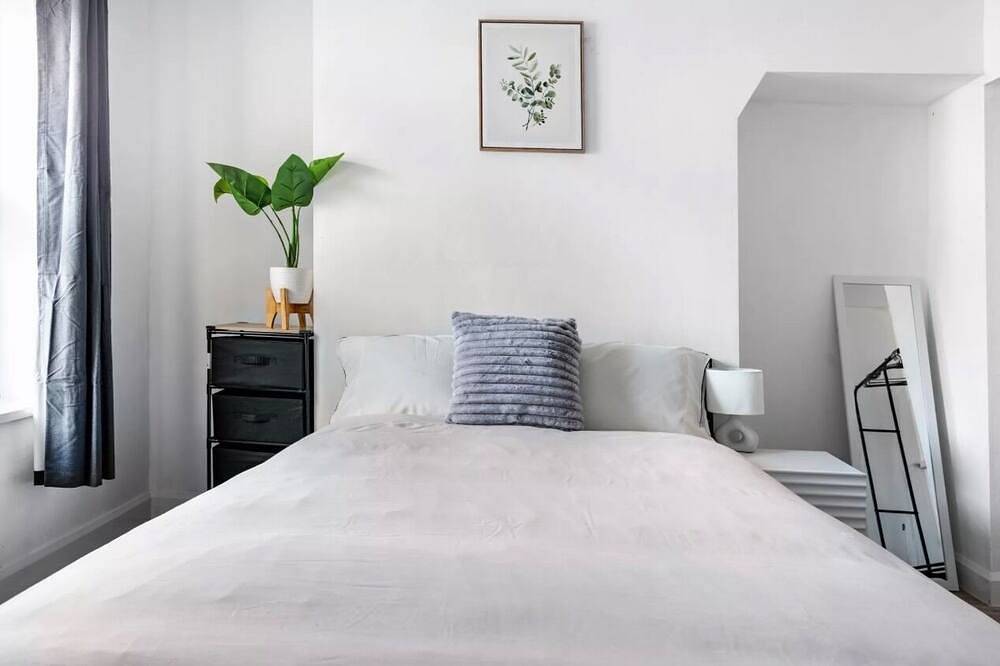 House Sleeps 3 with Garden in Merseyside
