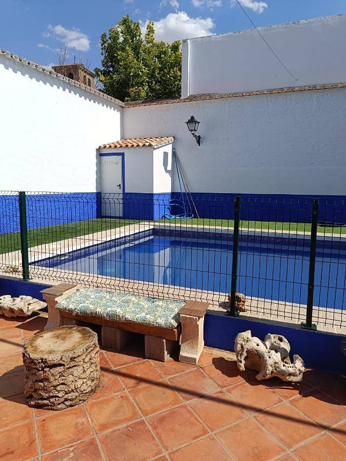 Casa rural para 18 personas, con terraza además de piscina y jardín en Cózar