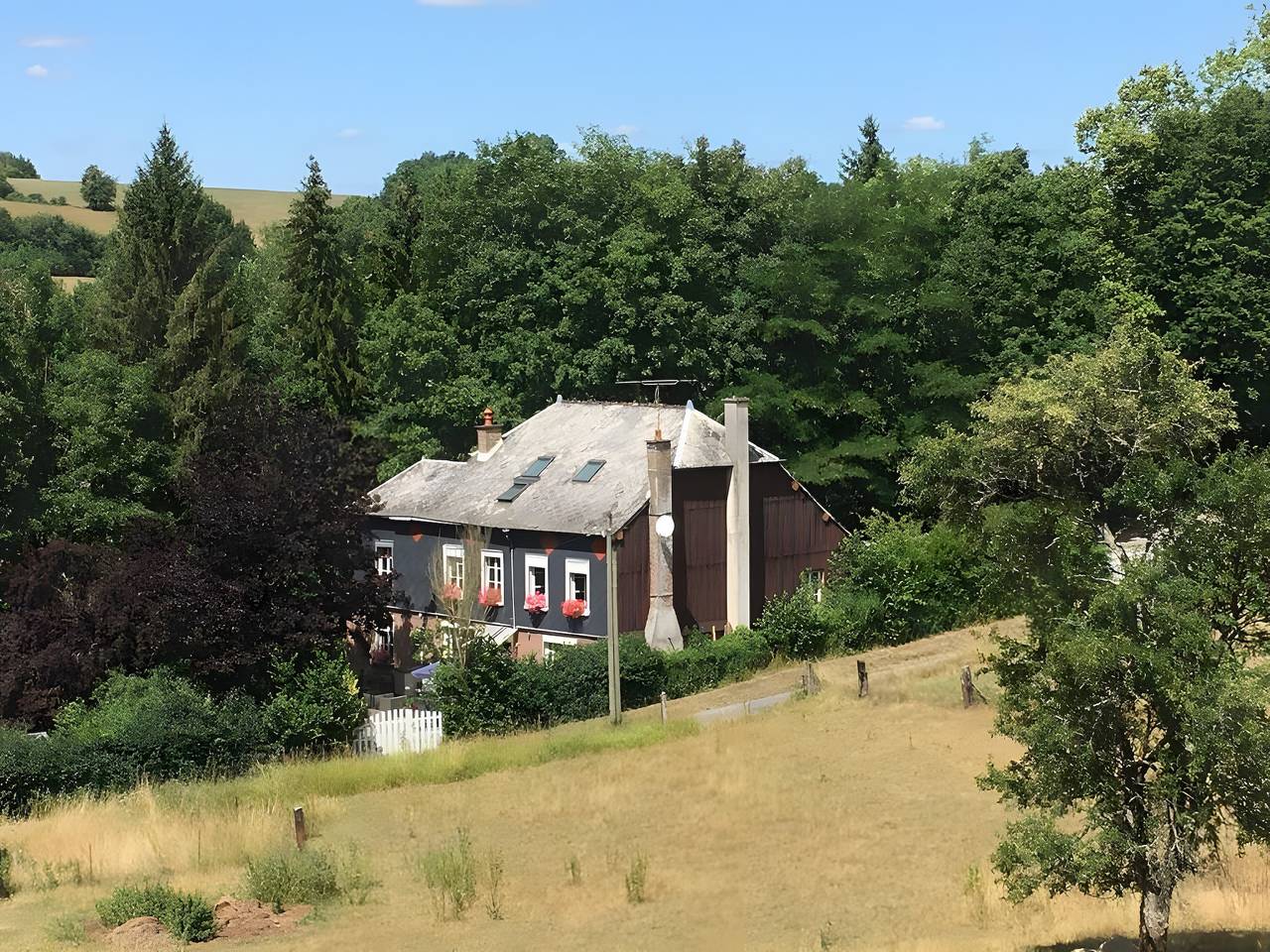 Chambre d’hôtes « La Fosse Bleue, Écureuil » avec terrasse partagée in Signy-l'Abbaye, Ardennes
