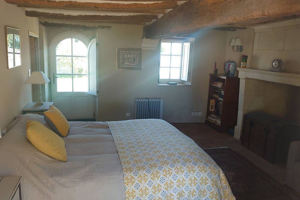 Longère de charme, 6 personnes, 3 chambres (2 suites), calme, jardin, parking in Saint-Macaire-du-Bois, Vallée de la Loire
