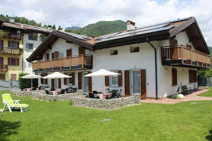Appartamento per 4 persone, con Terrazza e Giardino nonché Piscina a Ledro