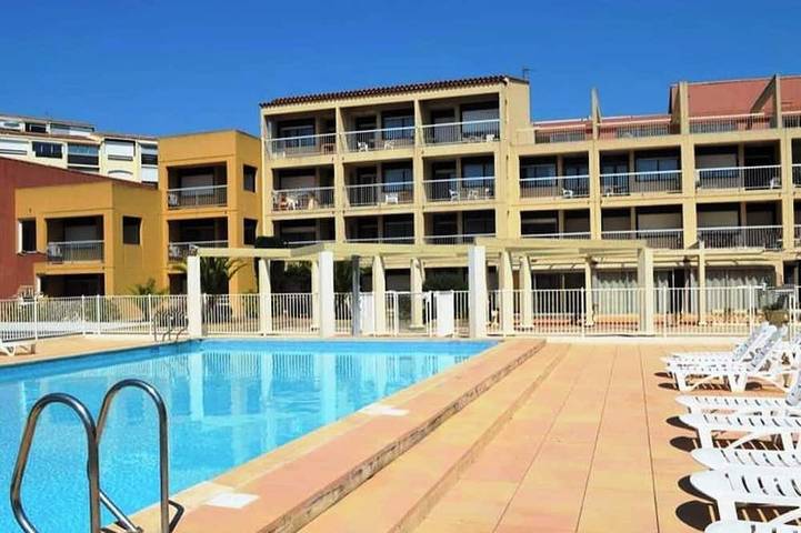 Appartement de vacances pour 4 personnes, avec balcon et jacuzzi ainsi que piscine et jardin