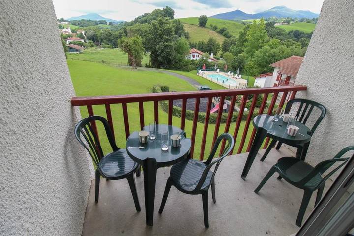 Gîte pour 4 personnes, avec Balcon et Terrasse ainsi que Jardin et Piscine à Souraïde - 2