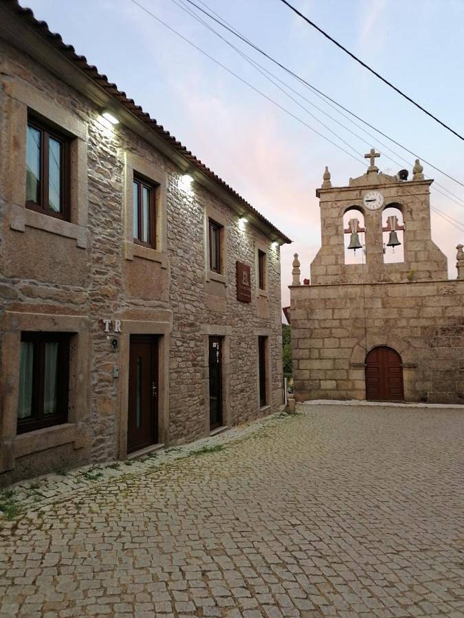 Casa rural para 2 personas, con vistas además de terraza y piscina en Mogadouro