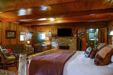 Log Cabin for 3 Guests in Illinois, USA, Picture 2