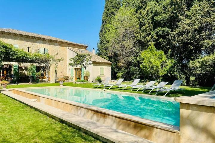 Location de vacances pour 14 personnes, avec Terrasse ainsi que Jardin et Piscine à Aimargues
