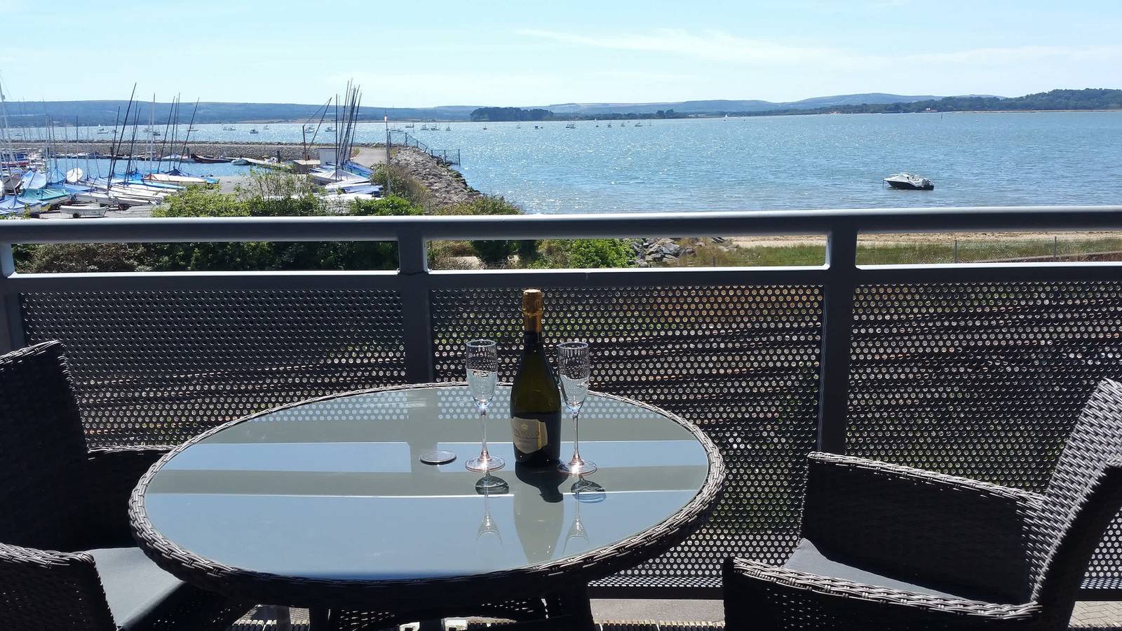 Entire apartment, Beach Point - Stunning Harbour Views from Balcony in Poole, Poole Harbour
