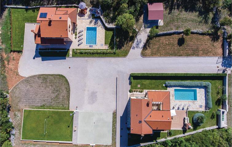 Geräumige Ferienwohnung mit Pool und Terrasse, 300 m vom Stadtzentrum von Kunj entfernt in Raša, Ostküste Istrien
