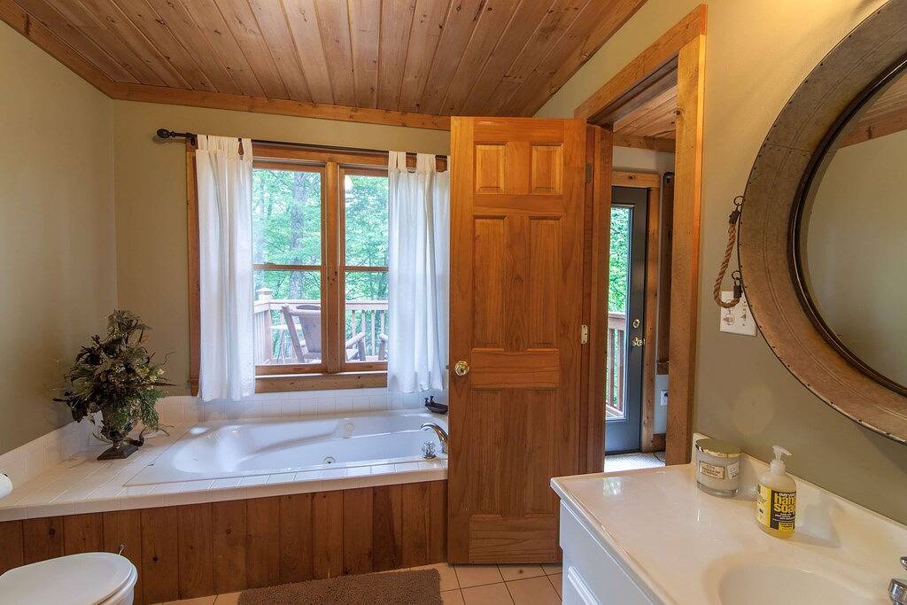 2Bd / 2. 5Ba Cabin off Blue Ridge Parkway mit König Master Suite, Creek, Feuerstelle, Shuffleboard Tisch, in der Nähe von Blowing Rock Attraktionen & App Ski Mtn! in Blue Ridge Parkway, Caldwell County