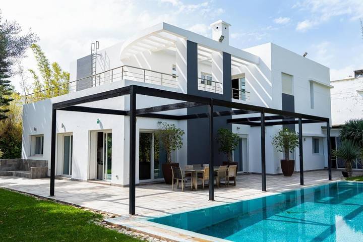 Villa pour 19 personnes, avec piscine ainsi que jardin et jacuzzi