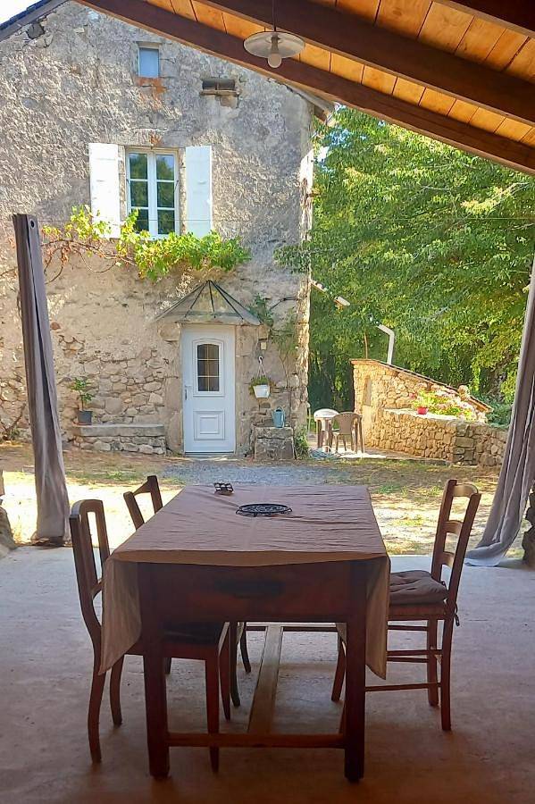 Gîte pour 2 personnes, avec jardin ainsi que jacuzzi et terrasse dans Fontrieu