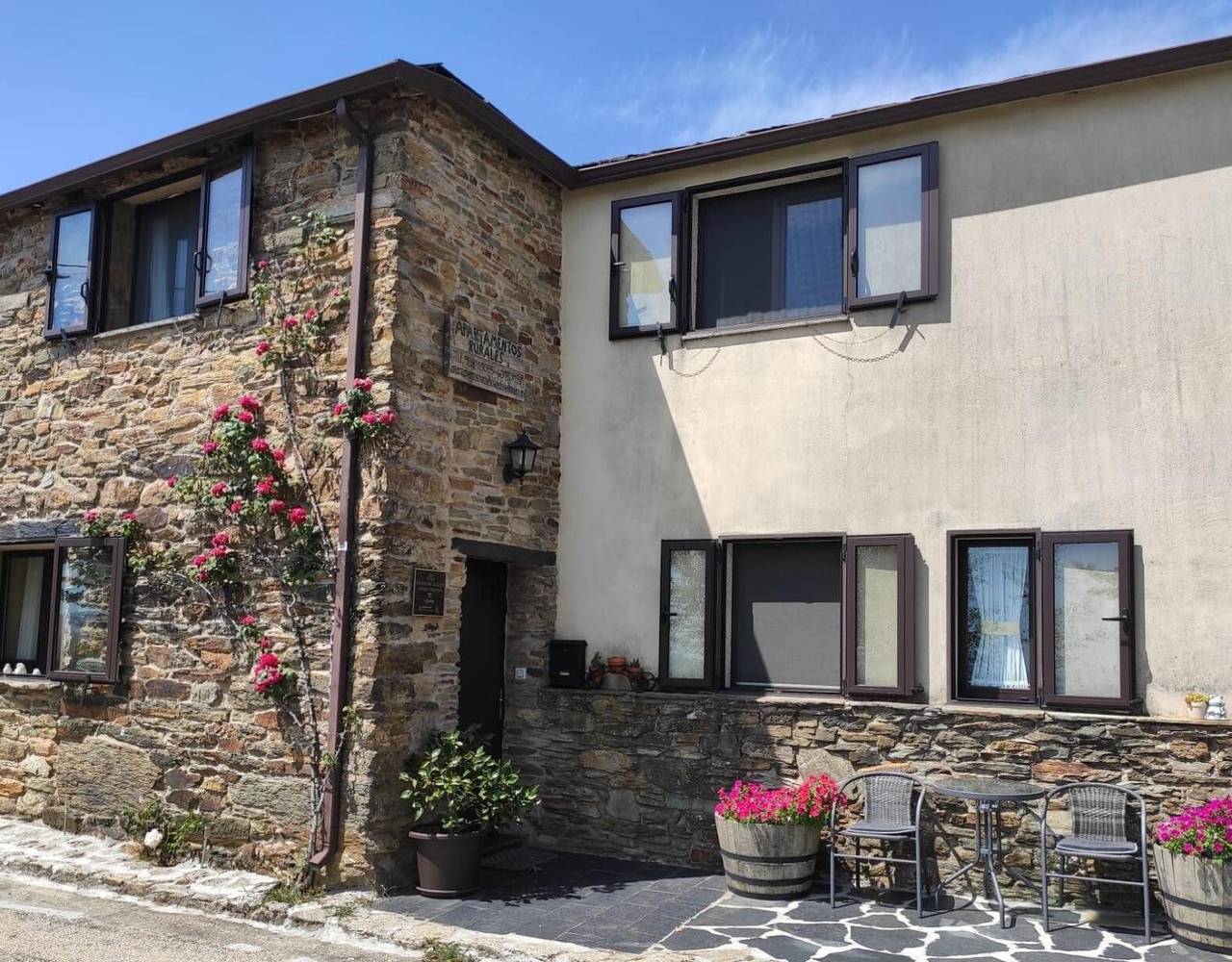 Appartement entier, Appartement 'O Bolaño Apt 2' avec vue sur les montagnes, piscine partagée et jardin partagé in A Gudiña, Orense Région