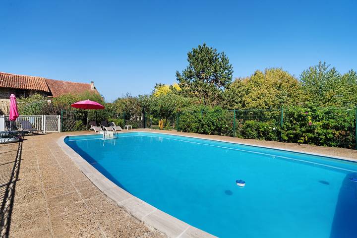 Gîte « La Vigne » avec Piscine Partagée, Terrasse Privée et Wi-Fi in Saint-Saud-Lacoussière, Parc naturel régional Périgord-Limousin