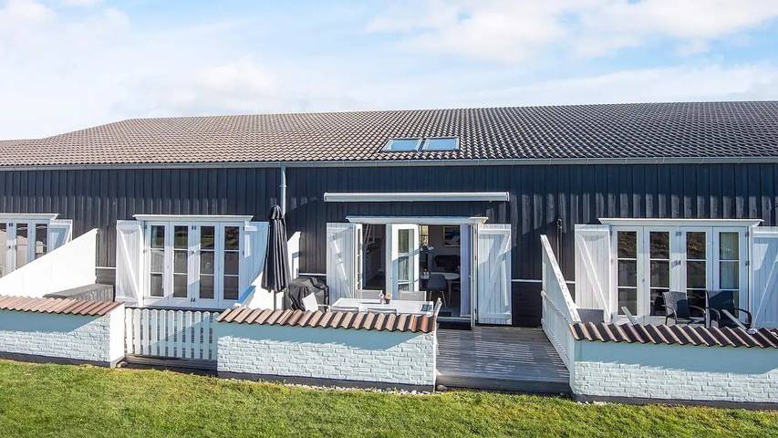 Ferieudlejning for 7 personer, med terrasse og pool samt sauna i Agger