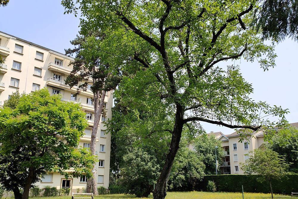 Appartement entier, Appartement rénové avec place de parking dans résidence fermée et sécurisée in Gières, Isère