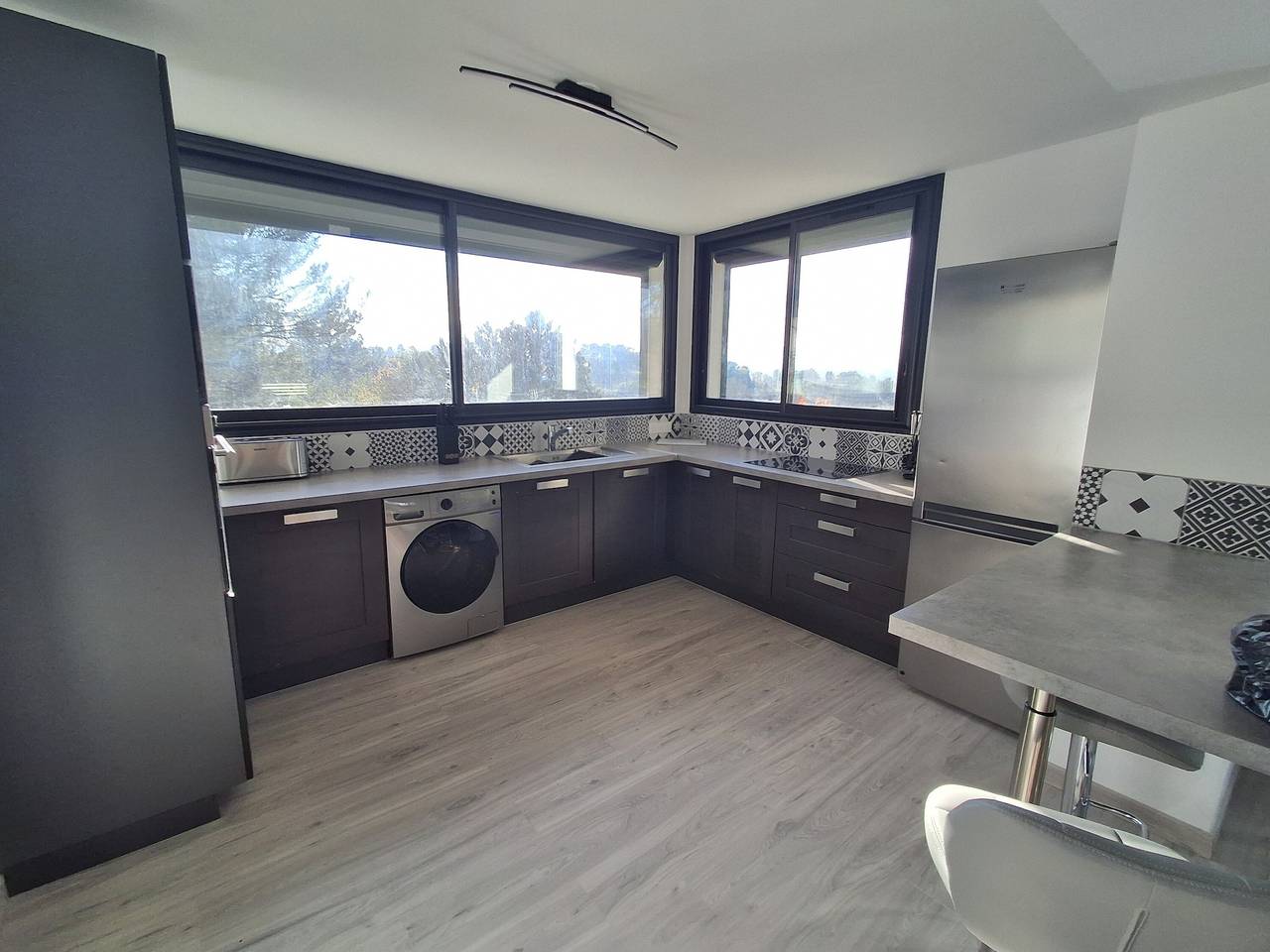 Appartement entier, Haut De Villa Vue Sainte Victoire avec vue montagne, terrasse partagée et Wi-Fi in Rousset, Région d'Aix-en-Provence