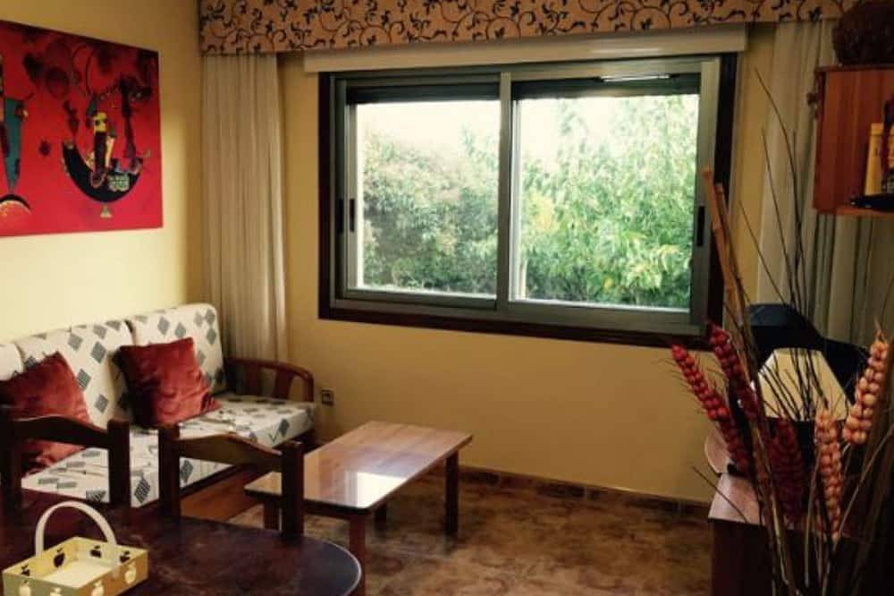 Apartamento entero, Apartamento con jardín y vistas al campo. Ideal para familia con 1o2 niños in Sanxenxo, Rias Baixas