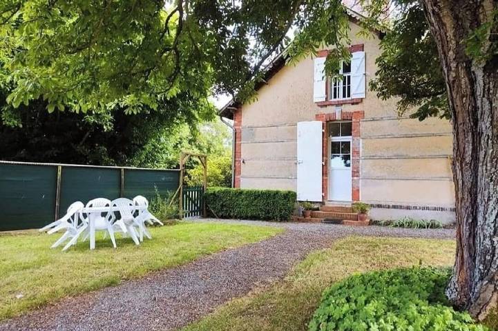 Location de vacances pour 4 personnes, avec terrasse et jardin à Lison