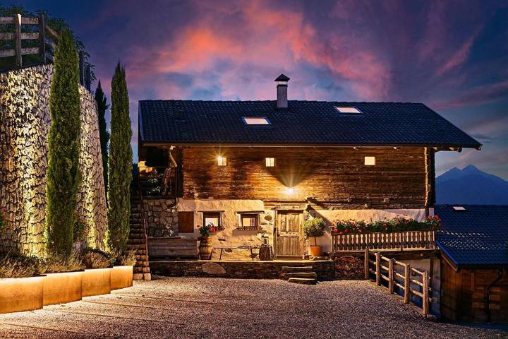Hütte für 4 Personen, mit Balkon und Whirlpool sowie Terrasse und Garten in Schenna