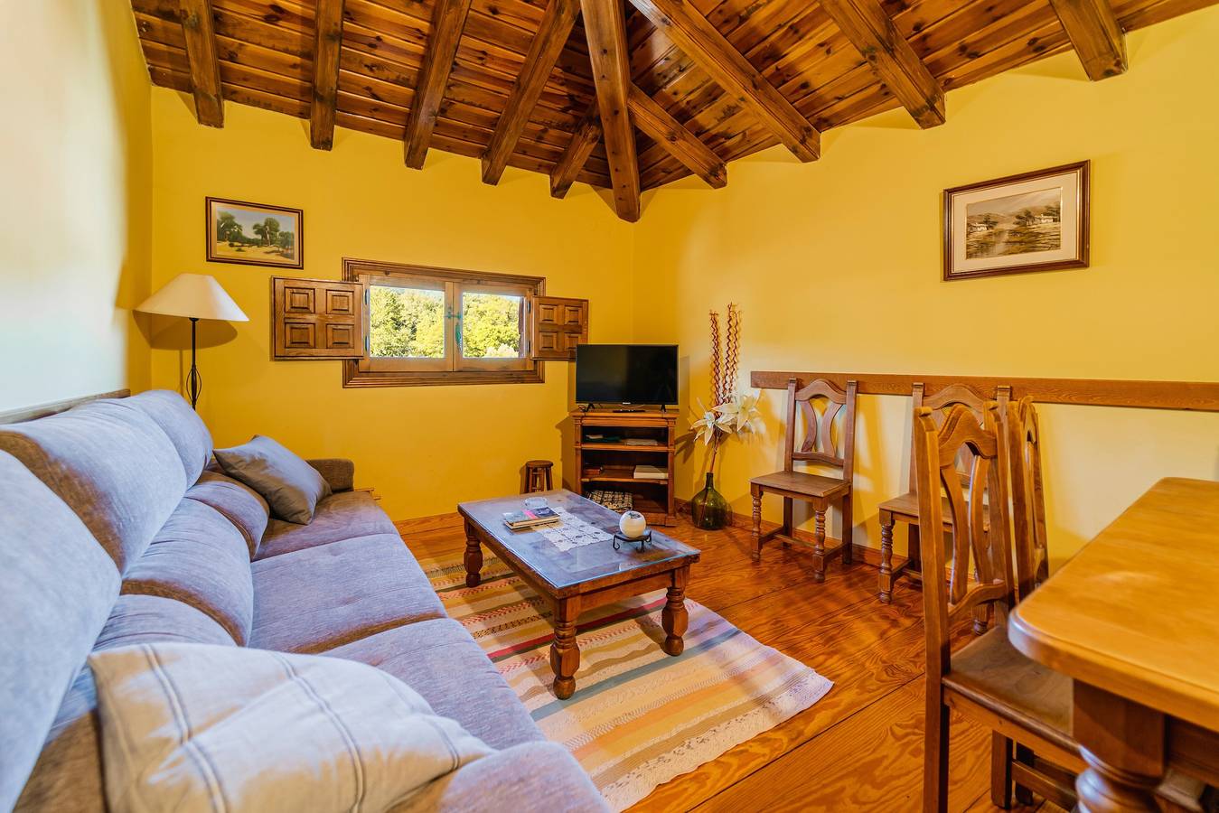 Chalet 'Casa Rural Las Hoyas Ll' con vistas a la montaña in Valle de Valdelaguna, Provincia de Burgos