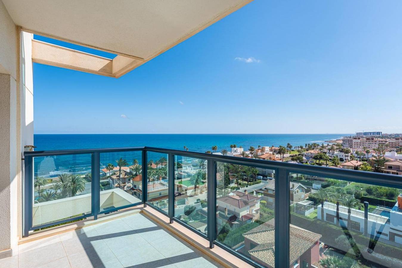 Apartamento entero, Apartamento 'Vista Al Mar, Traumhafter Meerblick' con vistas al mar, Wi-Fi y aire acondicionado. in Mar Azul Torrevieja, Torrevieja