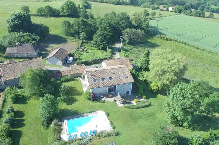 Location de vacances pour 12 personnes, avec jardin à Bussière-Badil