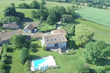 Location de vacances pour 12 personnes, avec jardin à Bussière-Badil