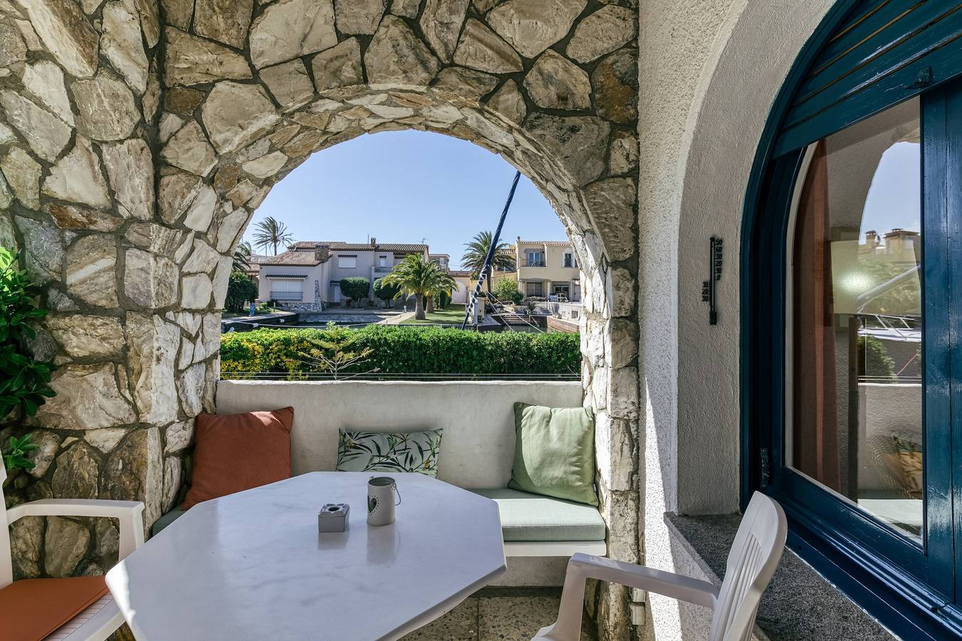 Maison de vacances 'Art-apartamentos Revilla Tacke H' avec terrasse privée, jardin partagé et Wi-Fi. in Empuriabrava, Haut-Ampurdan