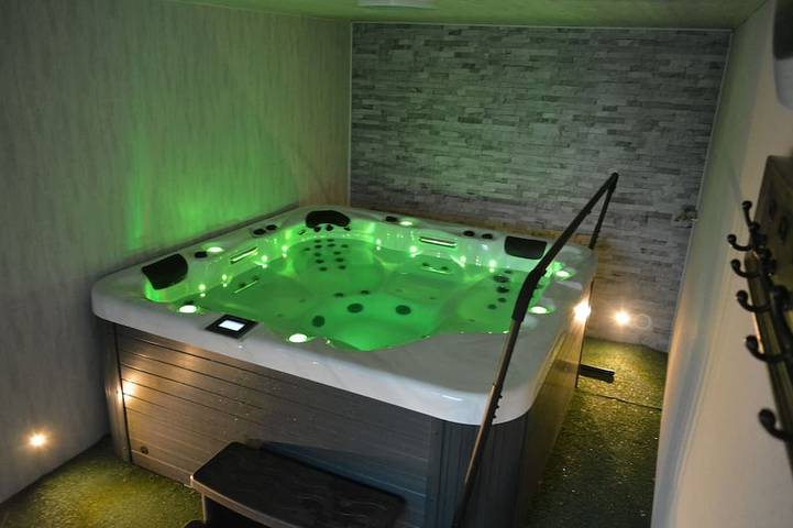 Gîte pour 4 personnes, avec Jacuzzi à Aguessac