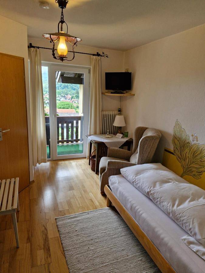 Ferienwohnung, mit Balkon und Terrasse sowie Garten und Ausblick in Ohlstadt