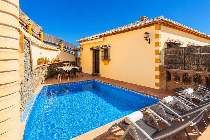 Villa for 5 people, with terrace and ocean view in Nerja