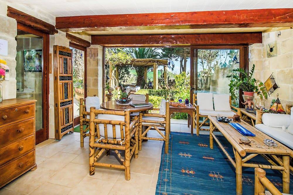 Ganze Wohnung, Fantasy Suite in a 400-year-old self-catering rural villa with a communal pool in Ghasri, Gozo