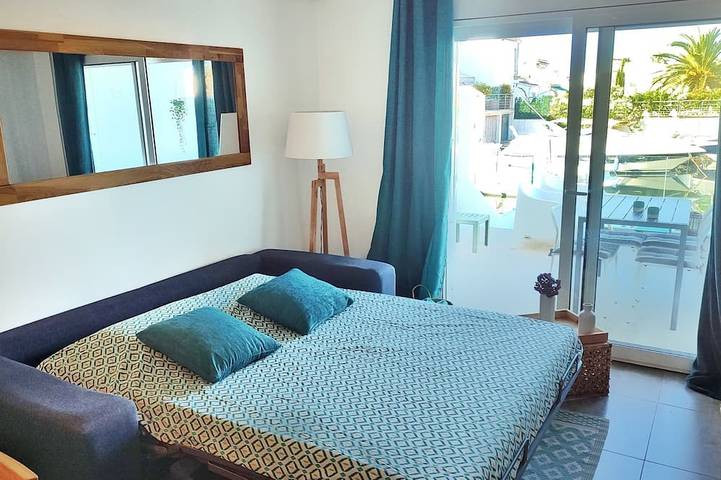 Entire apartment, Fisherman's cottage with private Jacuzzi, paddle, scooters, plancha, pkg and WIFI in Empuriabrava, Upper Empordà