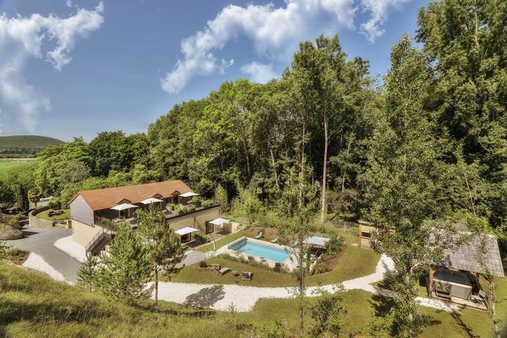 Hôtel pour 3 personnes, avec Terrasse et Jacuzzi ainsi que Jardin et Piscine à Castels
