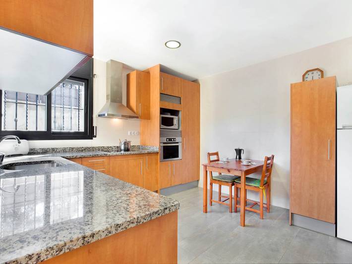 Villa mit privatem Pool, Parkplatz, Terrasse und 4 Schlafzimmern in Lloret de Mar für 8 Personen in Aiguaviva Parc, Vidreres