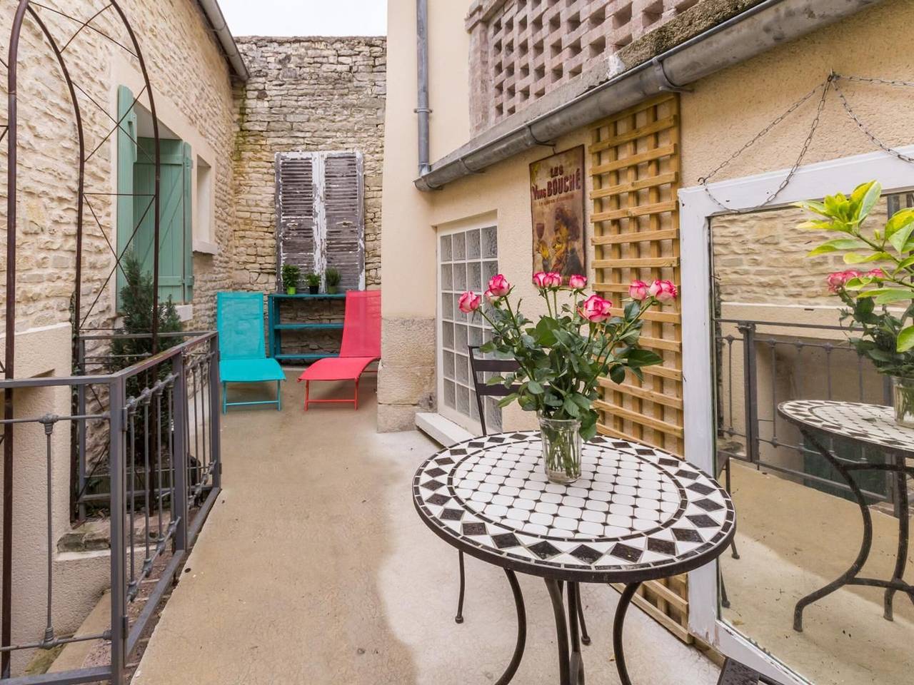 Encantadora casa en el centro del pueblo con patio y parking, cerca del castillo in Ancy-le-Franc, Región de Avallon