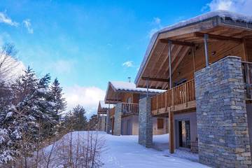 Chalet pour 12 personnes, avec balcon ainsi que jardin et jacuzzi dans La Norma