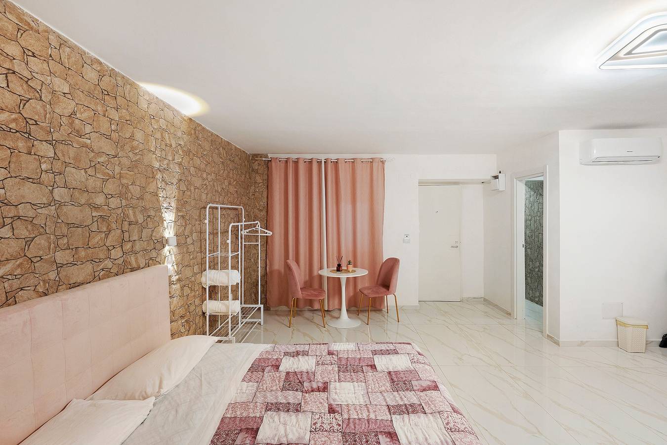 Habitación 'Tortora House Pink' con balcón, Wi-Fi y aire acondicionado in Nápoles, Provincia de Nápoles