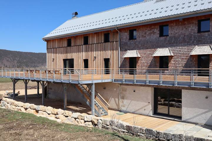 Chalet pour 15 personnes, avec jacuzzi ainsi que terrasse et sauna dans le Jura - 2