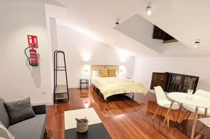 Entire apartment, Casa Pico Santillana del Mar - double+sofa bed in Santillana del Mar, Cantabrian Coast