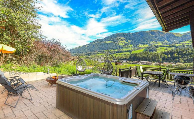 Chalet für 8 Personen, mit Balkon und Whirlpool sowie Terrasse und Garten in Kitzbühel
