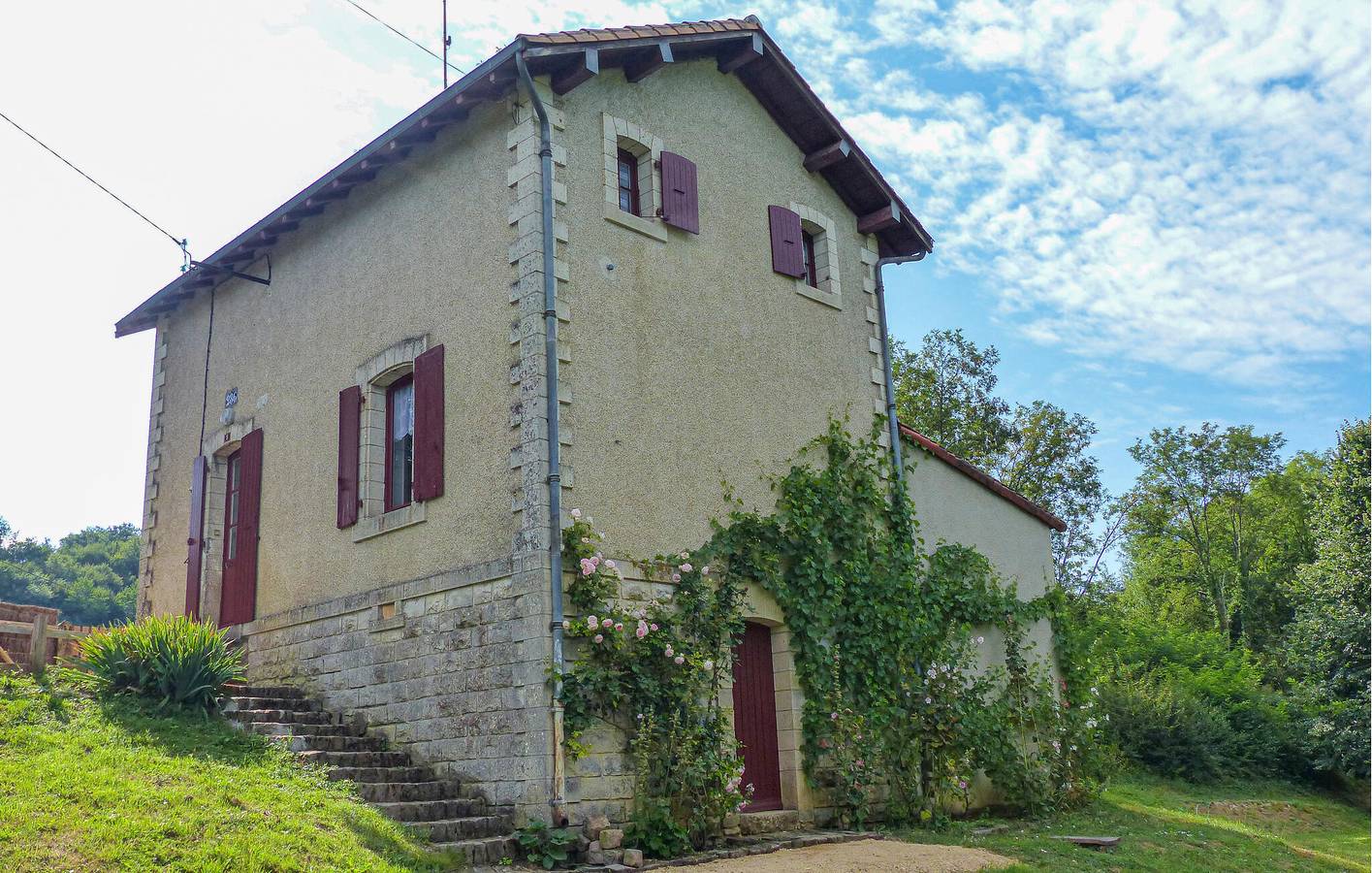 Charmant appartement près du centre-ville avec garage et jardin in Nanteuil-en-Vallée, Charente