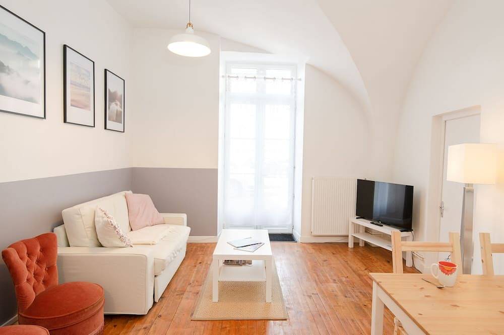 Apartamento entero, Apartamento-Apartamento-Baño con bañera-Vista al patio in Issoire, Macizo Central