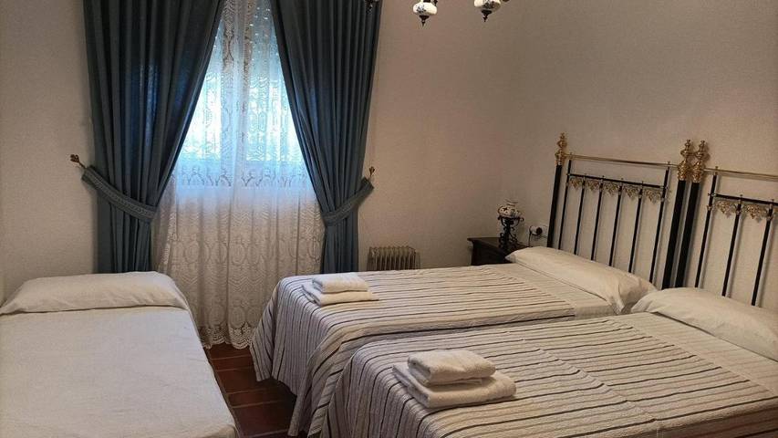 Chalet para 42 personas, con piscina para niños y jardín además de piscina y terraza en Provincia de Toledo - 4