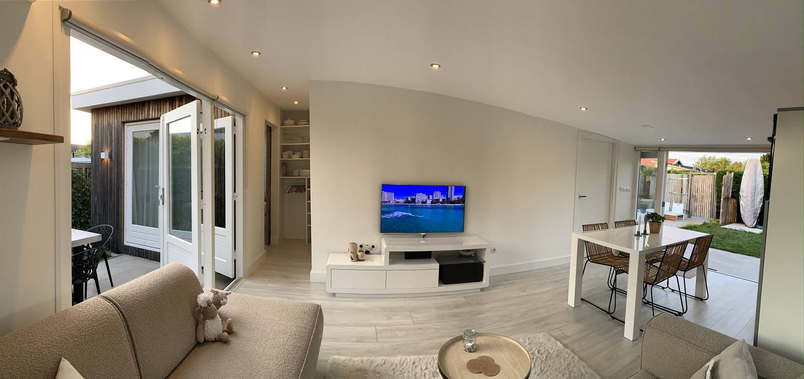 Modern 4-person bungalow with spacious garden and outdoor shower in Ouddorp on the coast in Ouddorp, Goeree-Overflakkee