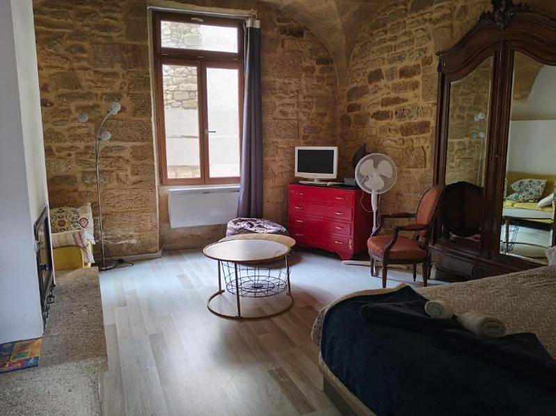 Appartement entier, One-Bedroom Apartment in Remoulins, Région de Nîmes