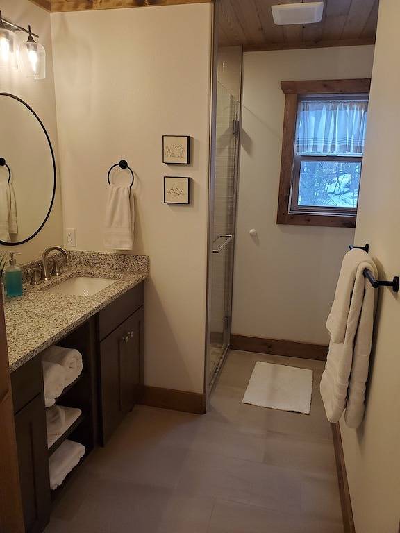 Neue Hütte im Wald, Whirlpool, Außenkamin, riesiges Deck, 6 Acres, Pool Tbl in Florissant, Teller County