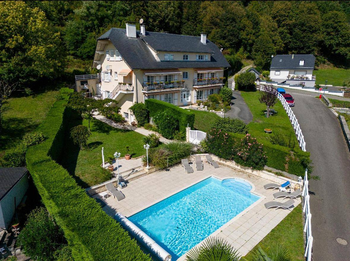 Appartement entier, Villa avec piscine face aux Pyrénées in Ayzac-Ost, Pyrénées